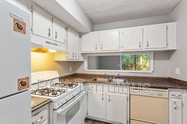 Building Photo - 5005 Hawthorne Ct