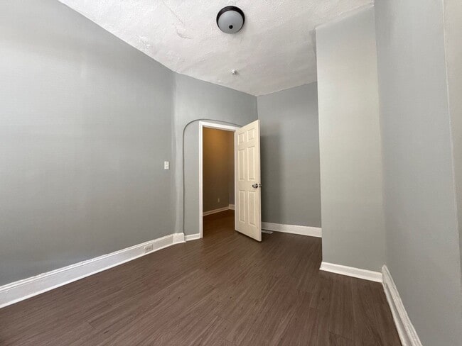 Building Photo - Spacious 4 Bedroom House in Baltimore