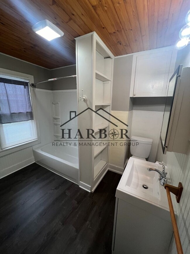 Building Photo - Family-Friendly 3 Bedroom Home with Large ...