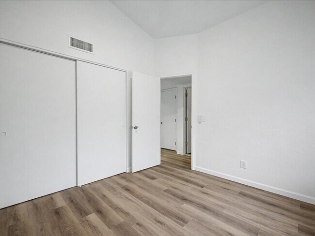 Building Photo - 3 bedroom, 2 bath, Garage