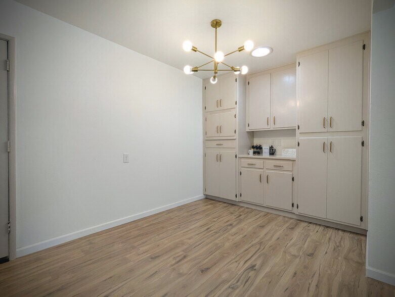 Building Photo - 2213 Newport Dr
