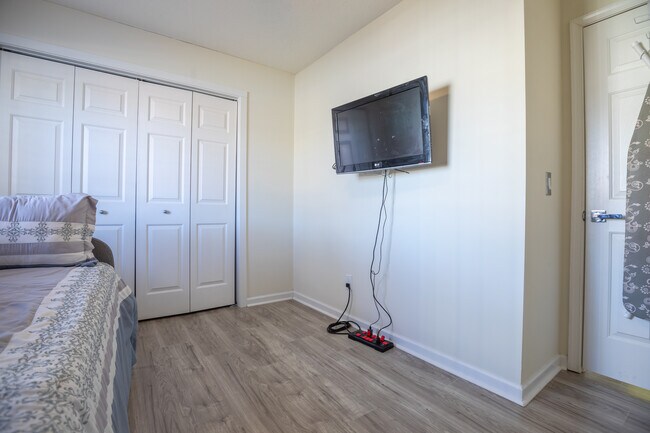 Building Photo - 5464 Daniel Ray Dr