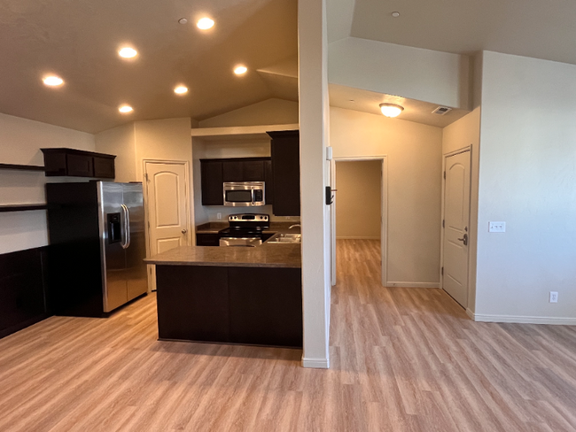 Building Photo - 999 Village River Ln