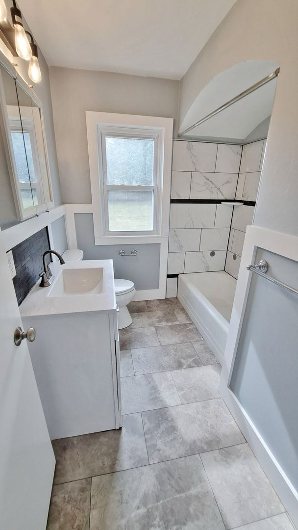 Building Photo - 4 Bed / 2 Bath Single Family Home