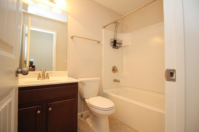 Building Photo - 660 Sunset Dr