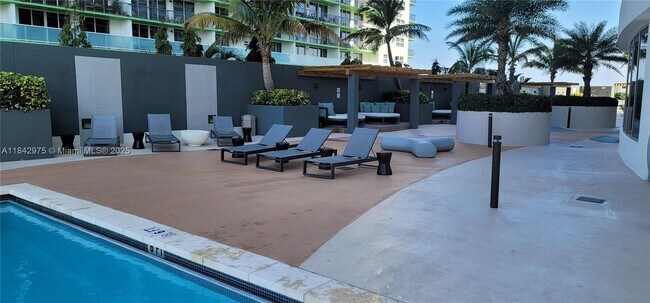 Building Photo - 1750 N Bayshore Dr