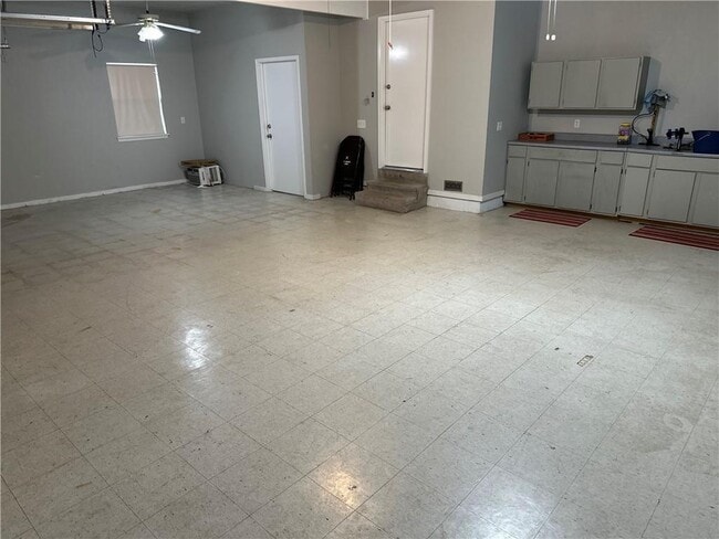 Building Photo - 9 E Elvendon Dr