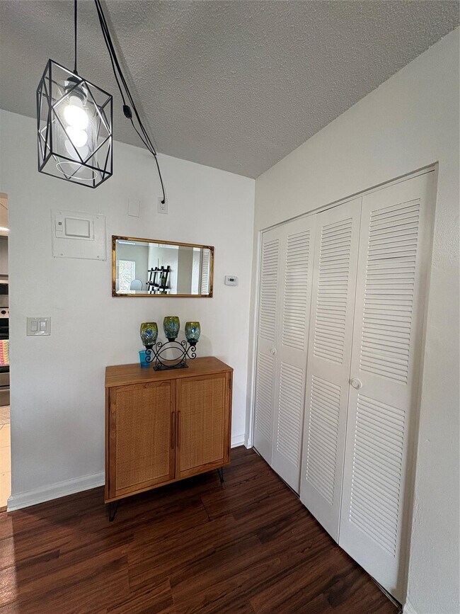 Building Photo - 101 SE 6th Ave