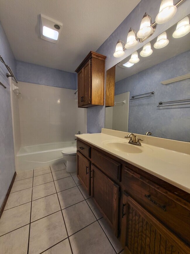 Building Photo - (3) Bed/(2) Bath w/ Storm Shelter! Pets Negotiable!