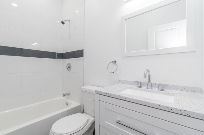 Building Photo - New! Renovated & Modern Apartment
