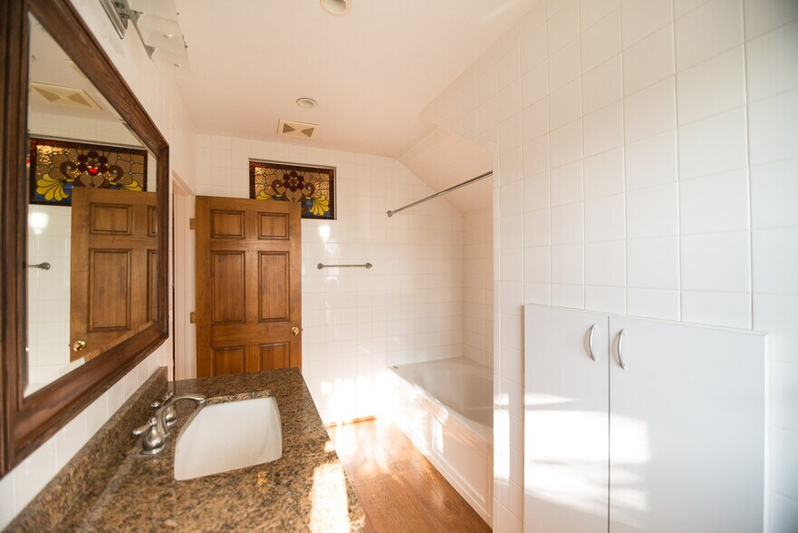 Building Photo - 2556 N Kimball Ave