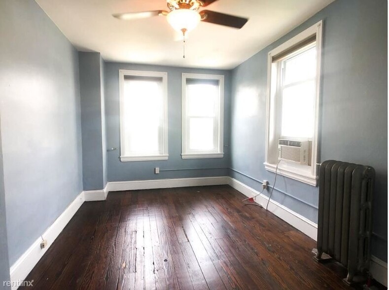Bedroom 2 - 2911 Poplar St