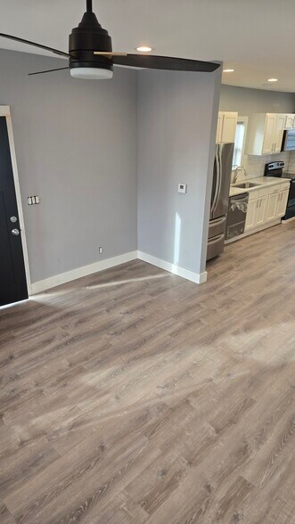 Building Photo - 594 E Sycamore St