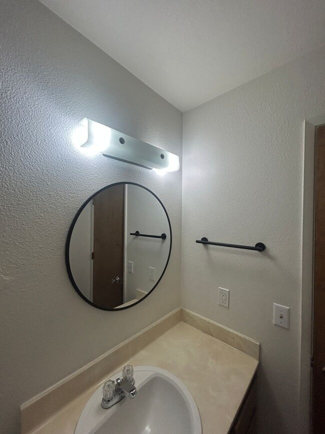 Building Photo - Kingsbury Greens HOA 2 bedroom 1 1/2 bath in Alta Sierra