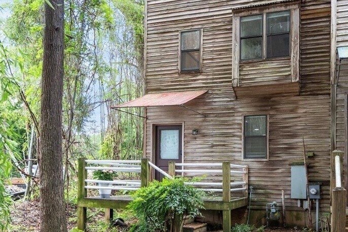 Building Photo - 130 E Longview St