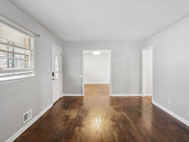 Building Photo - 3 Bedroom Duplex in Decatur