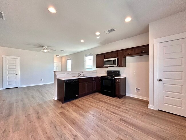 Building Photo - Spacious 3-Bed, 2-Bath Home with 2-Car Gar...