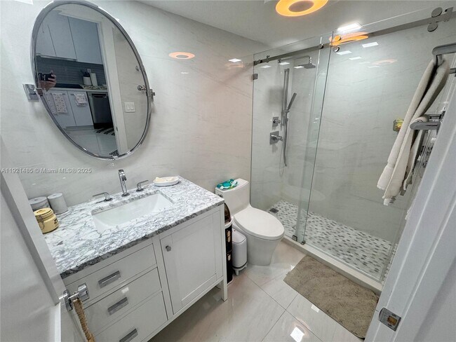 Building Photo - 2899 Collins Ave