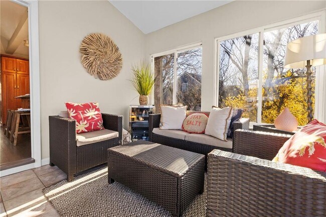 Building Photo - 132 Ruggles Ave
