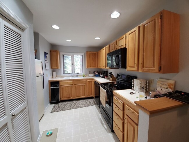 Building Photo - Rare summer seasonal rental!