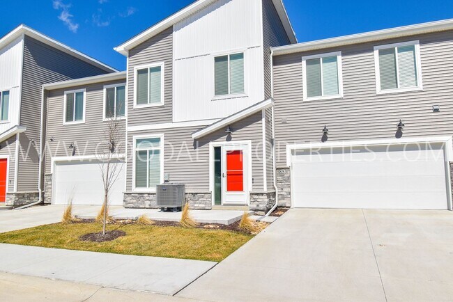 Building Photo - 3 Bedroom 2.5 Bath Townhome in Waukee.