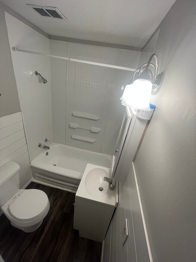 Building Photo - 3050 S Franklin Ave