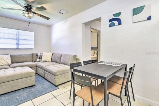 Building Photo - 2/1 unfurnished duplex in convenient location and fenced yard- pet friendly!