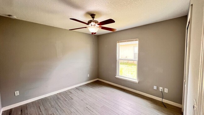 Building Photo - BEAUTIFUL 3/2 w/ office HOME in Deltona!