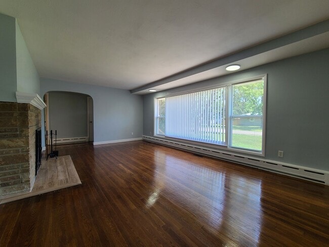 Building Photo - Spacious 4-Bed, 2-Bath Updated Home in Ben...