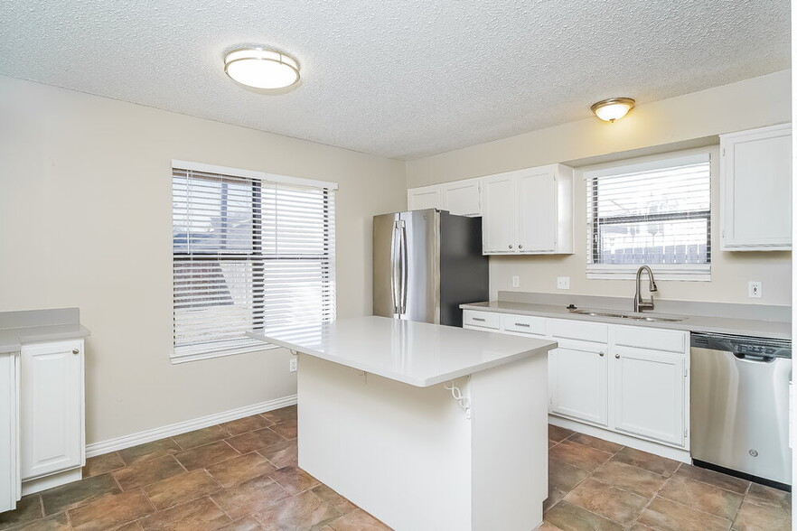 Building Photo - 812 Ironsides Ln