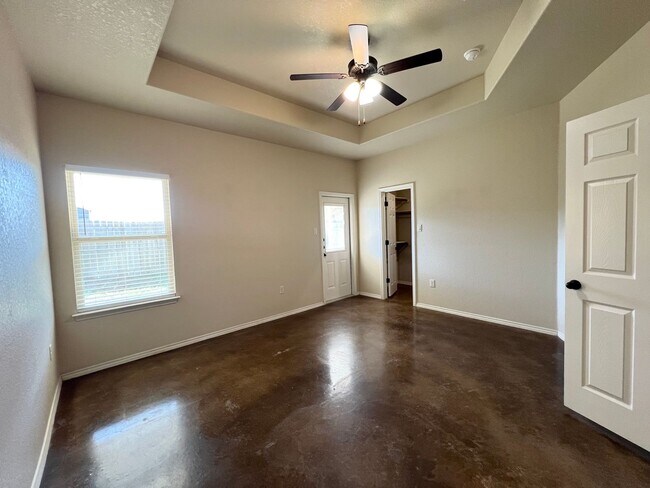 Building Photo - Luxury 3/2 duplex in NBTX