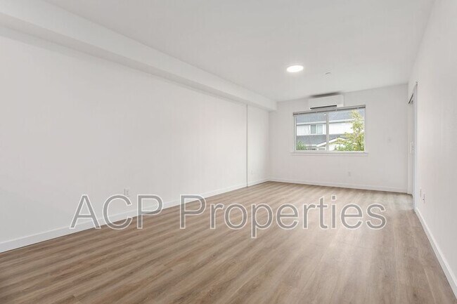 Building Photo - 1551 E Badger Rd