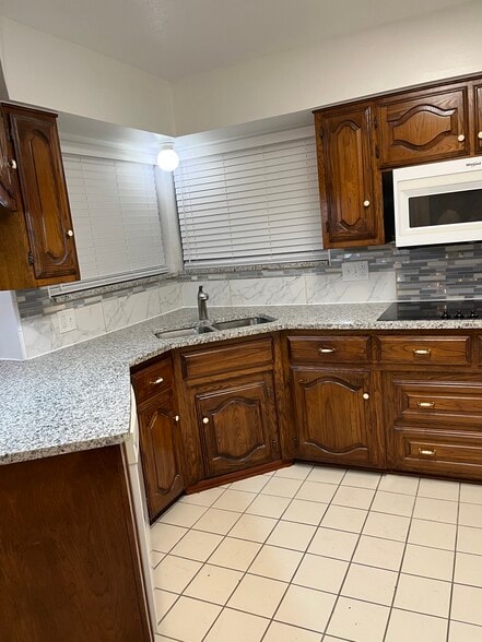 Building Photo - 2304 Canyon Valley Trl