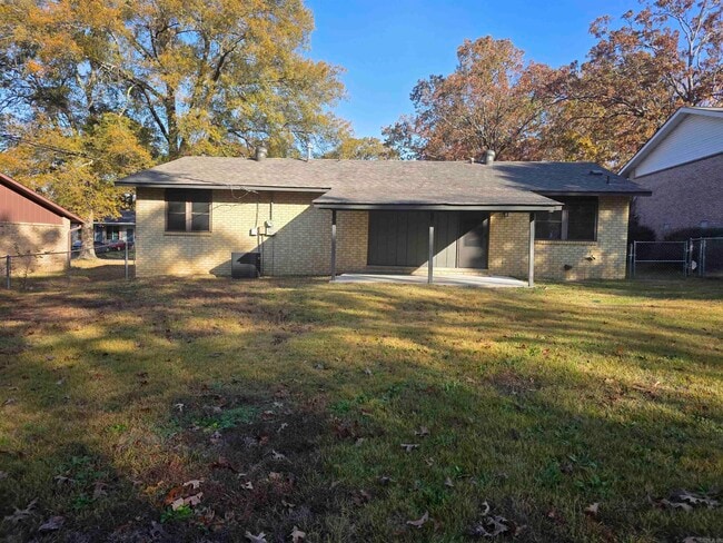 Building Photo - 5716 Woodridge Ln