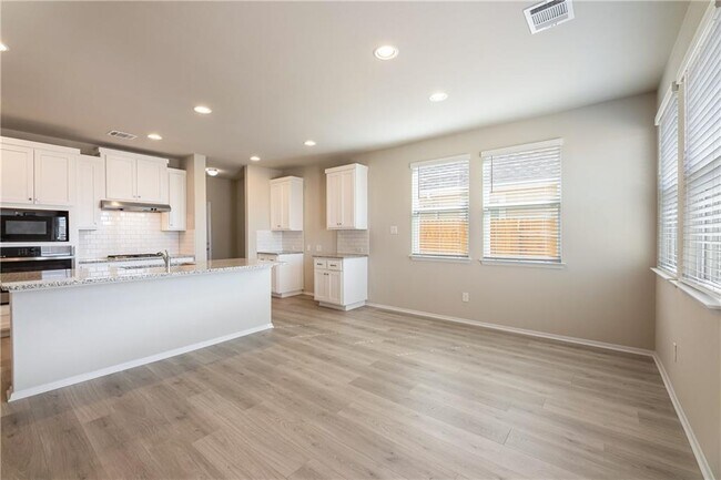 Building Photo - 220 Trailside Ln