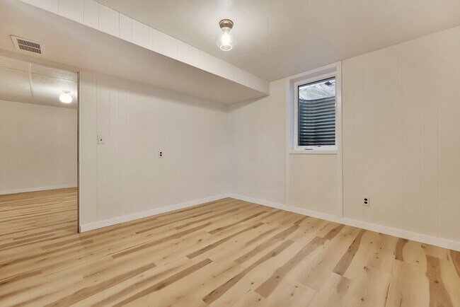 Building Photo - 1625 E 8th St