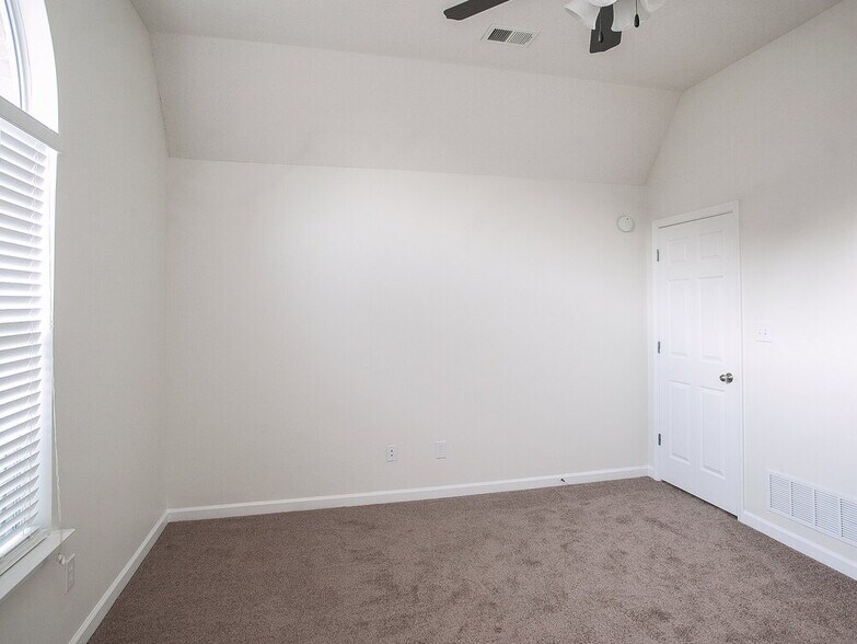 Building Photo - 5810 Bedford Loop E