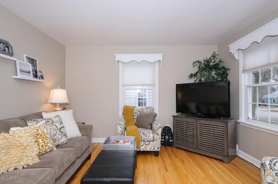 Front living room with hardwood floors - 728 12th Ave NE