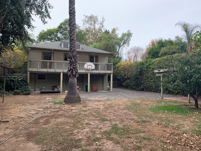 Building Photo - Great Location. 2 Bedroom Home