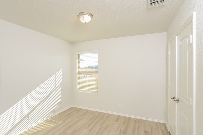 Building Photo - 3619 Somers Crest