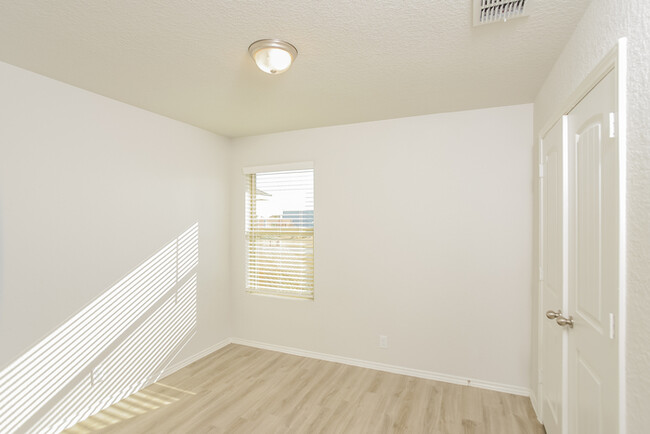 Building Photo - Somerset Trails - 3743 Somers Crest, San A...