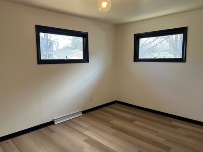Building Photo - Charming 2BR Apartment Near Downtown Urbana + Garage