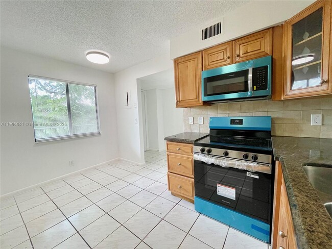 Building Photo - 2209 S Cypress Bend Dr