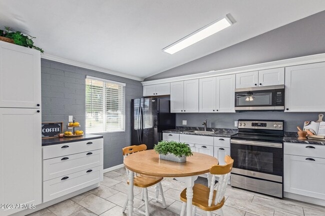 Building Photo - 10612 W Oakmont Dr