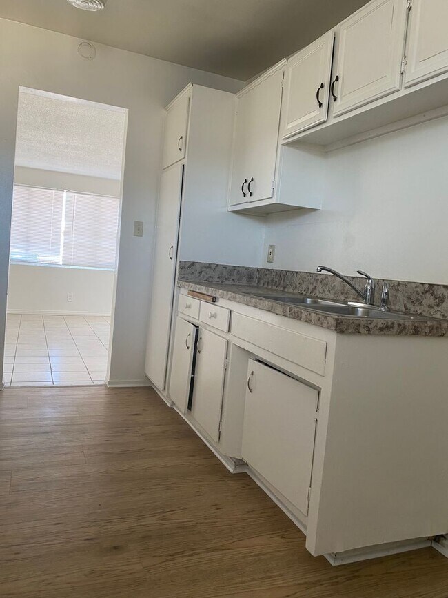 Building Photo - 687