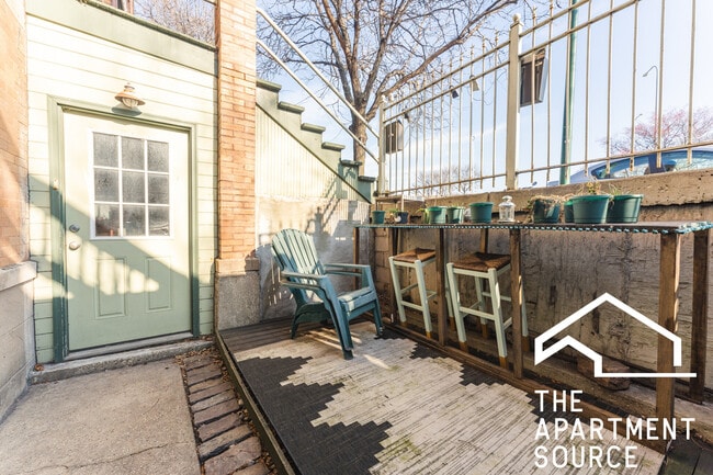 Building Photo - 1530 N Greenview Ave