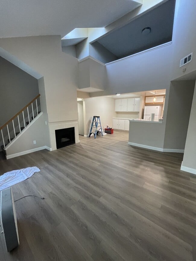 Building Photo - Charming Upstairs Loft – 1-Bedroom Condo-Style Living!