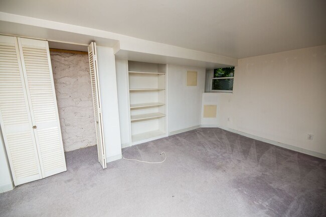 Building Photo - 2026/2027 JHU off-campus Renovated Charles Village 5bd/2ba w/ W/D & CAC Available 6/9/26