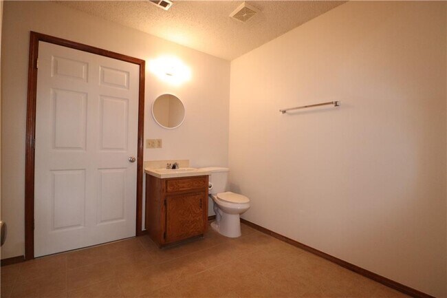 Building Photo - 2701 Dividend Dr