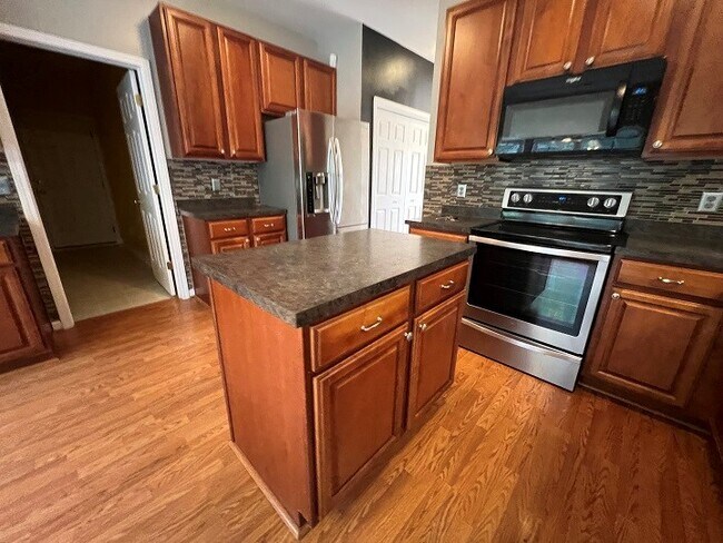 Building Photo - 570 Batty Way